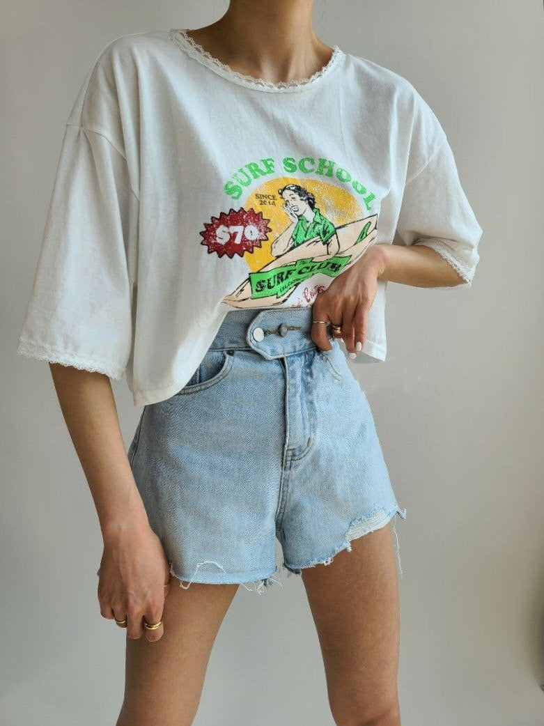 Two buttons washed frayed denim shorts