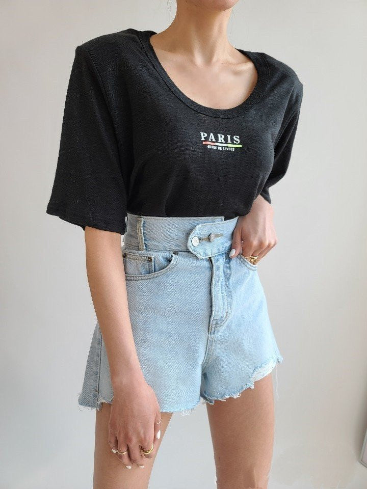 Two buttons washed frayed denim shorts