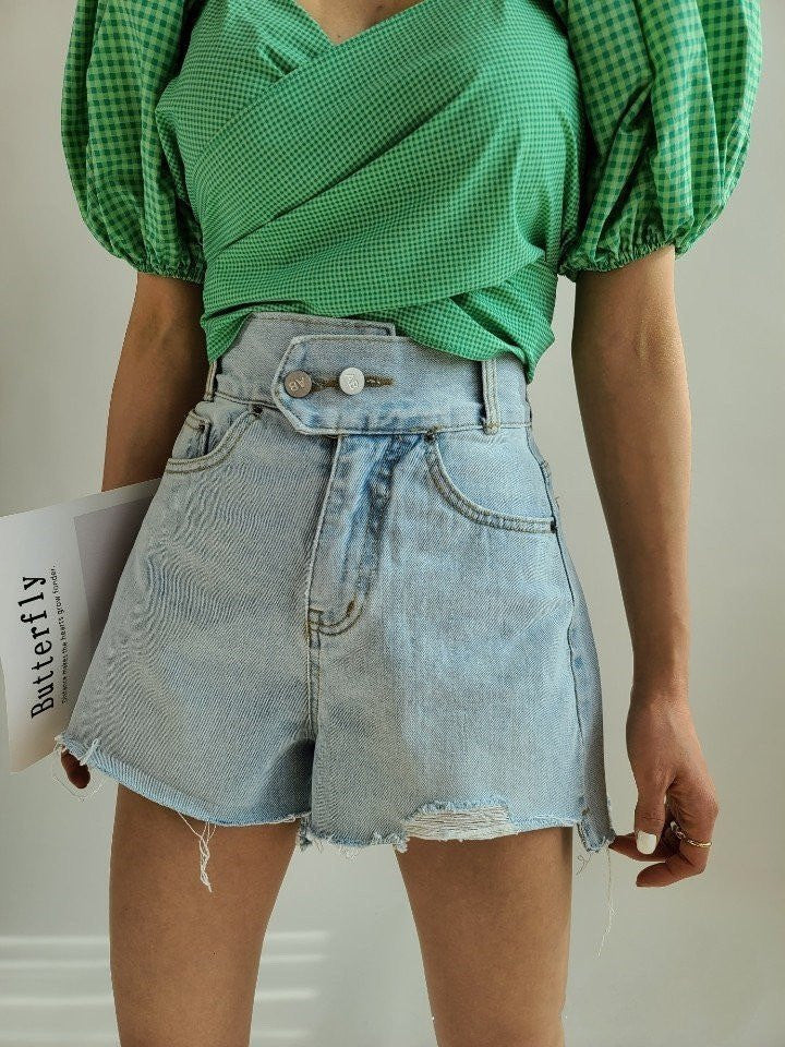 Two buttons washed frayed denim shorts