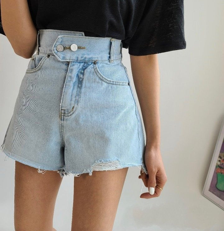 Two buttons washed frayed denim shorts